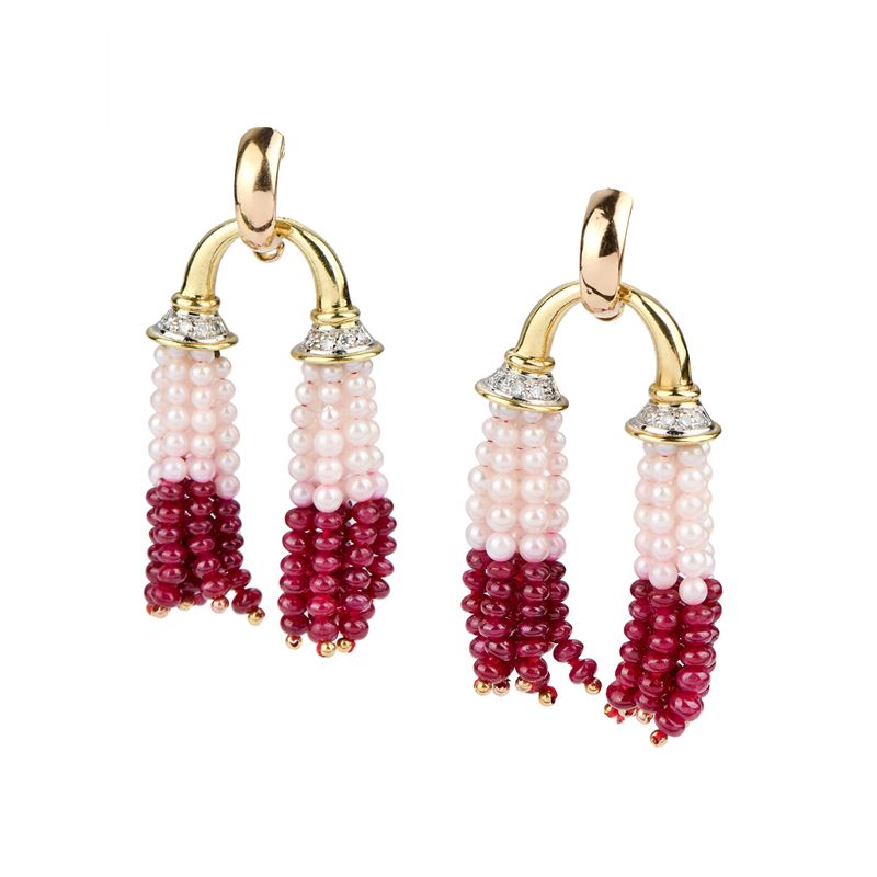 Orecchini pendente a semicerchio in oro giallo e rosso con perle, rubini e diamanti