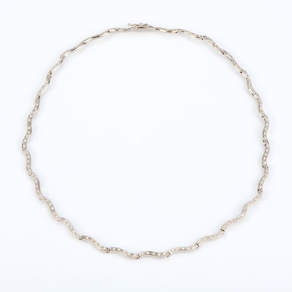 Collana girocollo a maglia semirigida in oro bianco e diamanti
