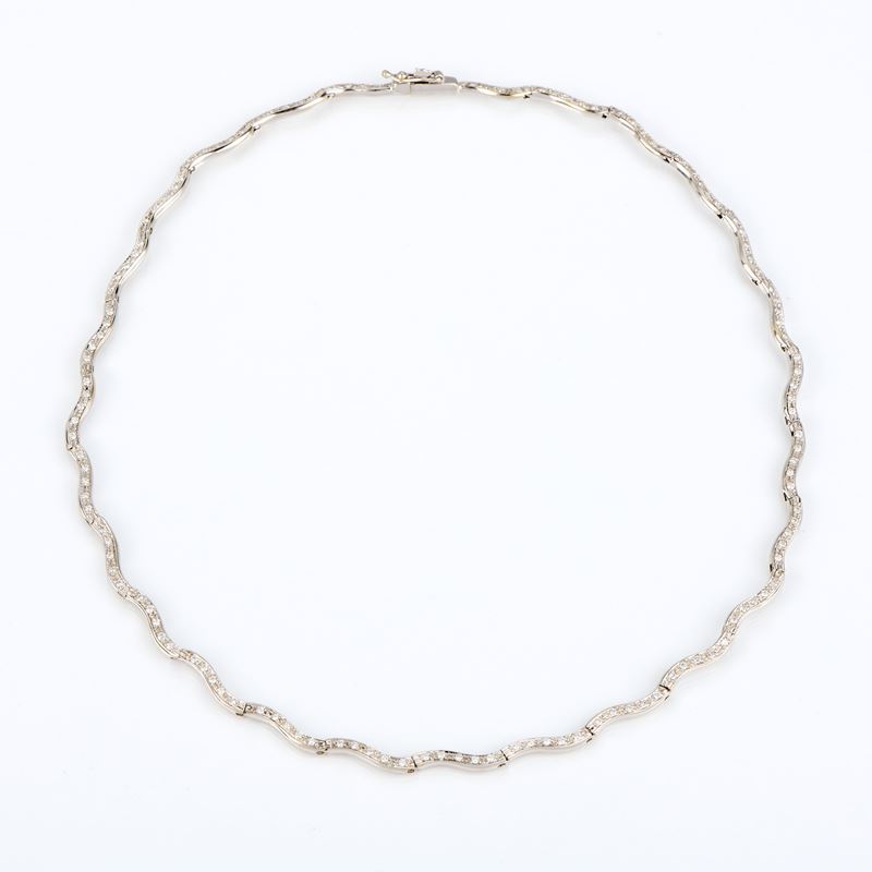 Collana girocollo a maglia semirigida in oro bianco e diamanti