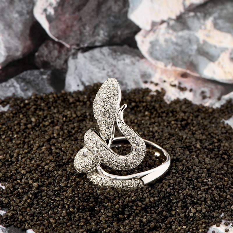 Anello a serpente in oro bianco e diamanti