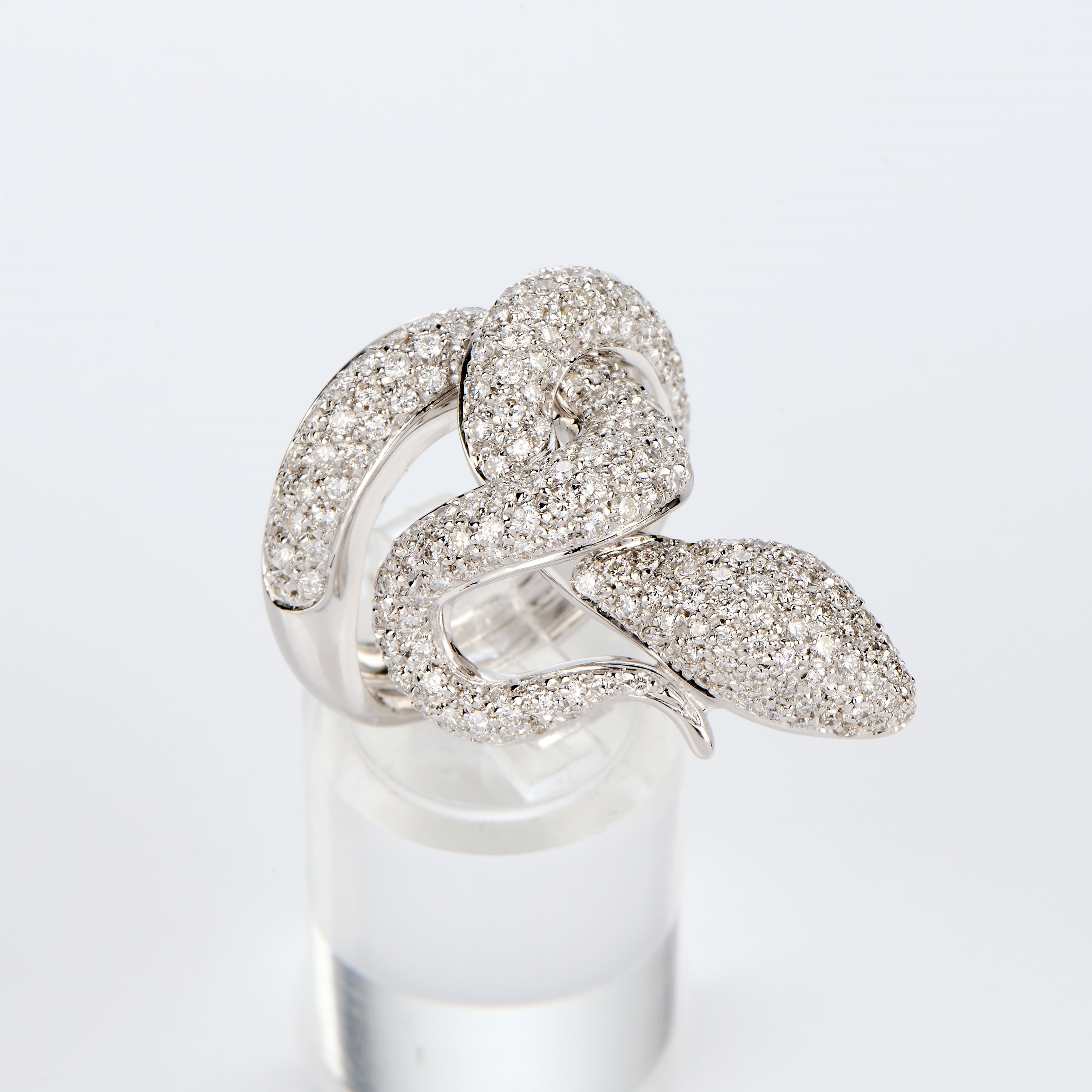 Anello a serpente in oro bianco e diamanti