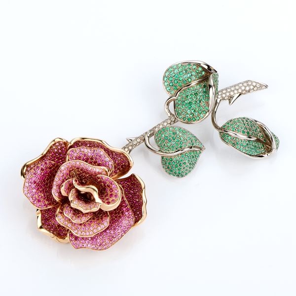 Grande rosa in oro giallo e bianco con rubini, smeraldi e diamanti