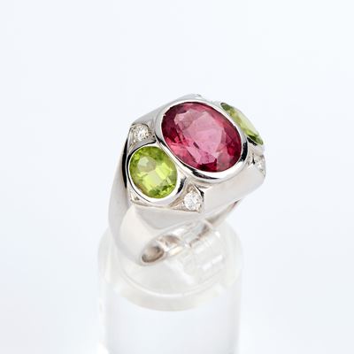 Anello a fascia larga in oro bianco 18 kt con tormalina ovale, peridot e diamanti