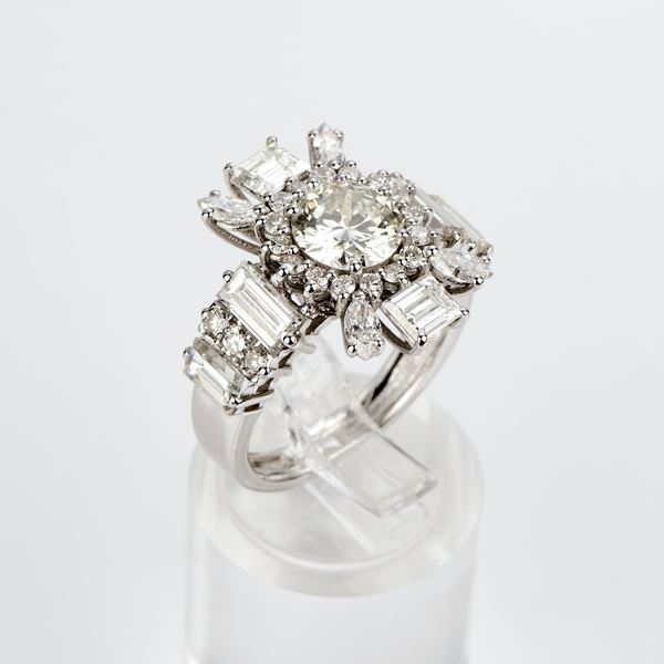 Anello a fiore stilizzato in oro bianco e diamanti