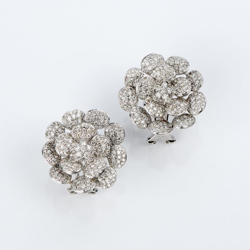 Orecchini a fiore in oro bianco con diamanti