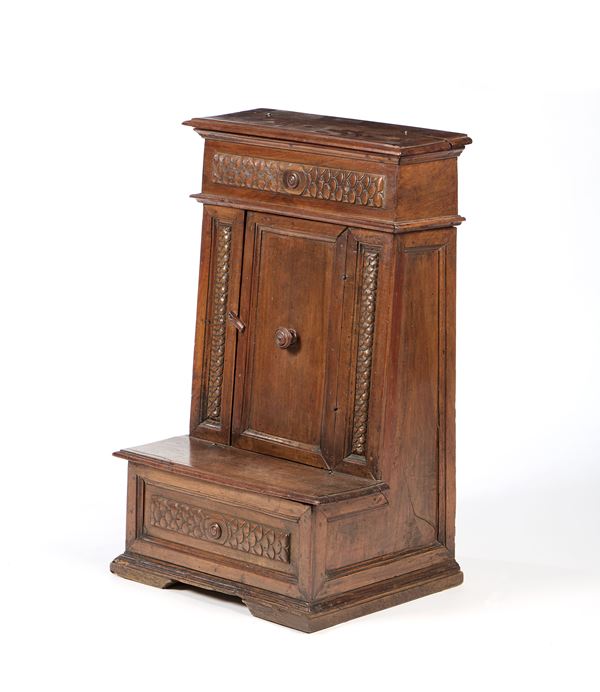 Inginocchiatoio in legno di noce  - Asta Mobili, Sculture, Disegni e Dipinti Antichi - Casa d'aste Farsettiarte