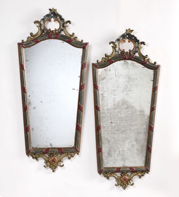 Due specchiere in legno intagliato e policromo