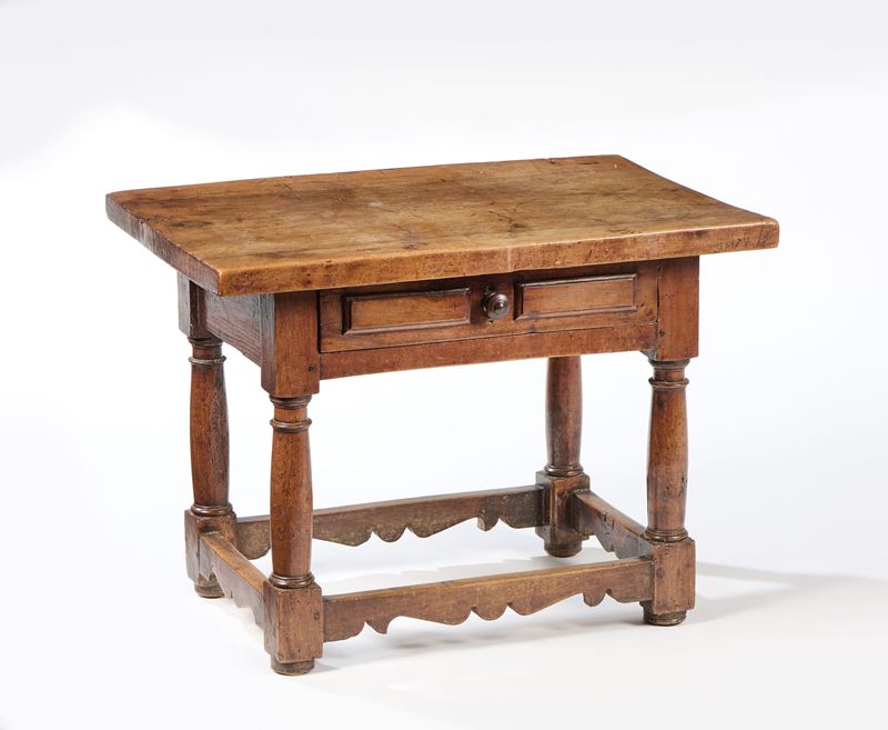 Tavolino in legno di noce massello