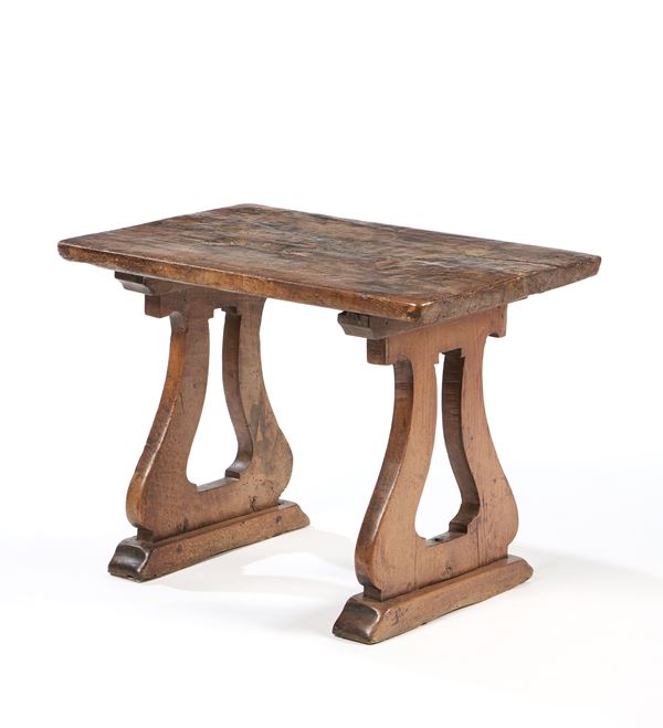 Piccolo tavolo in legno di noce  - Asta Mobili, Sculture, Disegni e Dipinti Antichi - Casa d'aste Farsettiarte