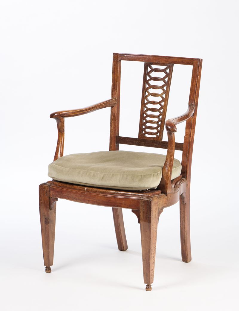 Poltrona in legno di noce con braccioli