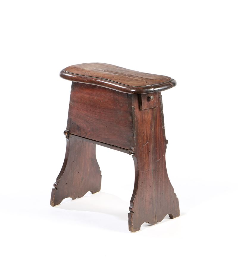 Piccolo sgabello da lavoro in legno di noce