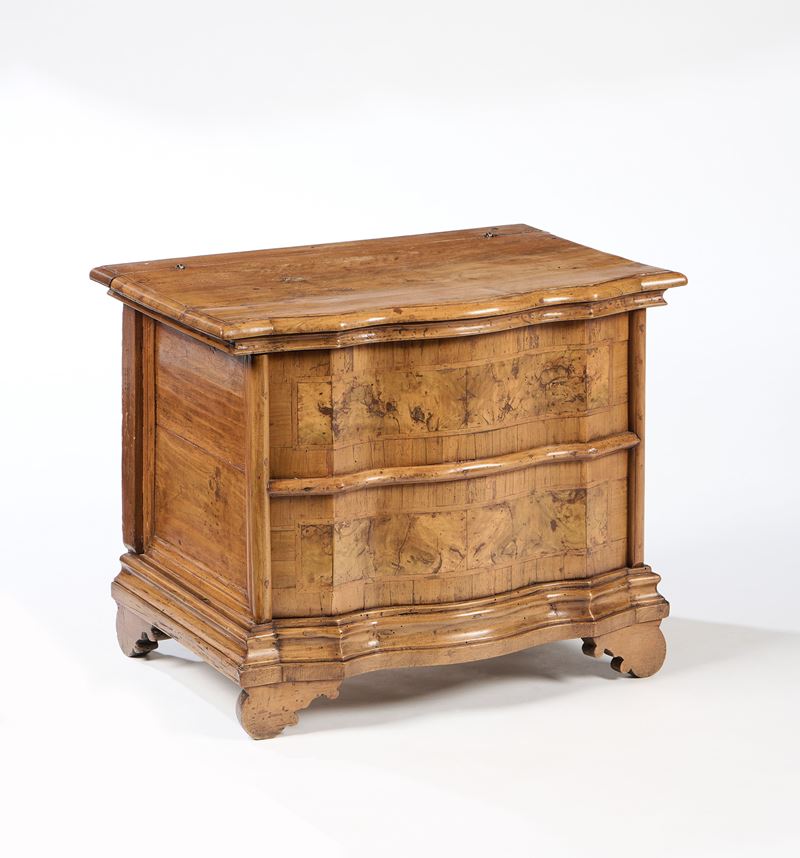 Piccola cassa in legno di noce