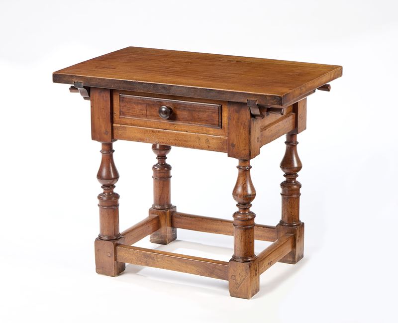 Tavolino in legno di noce massello