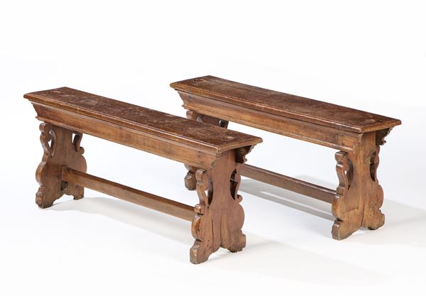 Coppia di panchette in legno di noce  - Asta Mobili e Sculture Antiche - Casa d'aste Farsettiarte