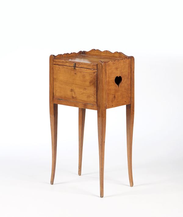 Comodino francese in legno di noce
