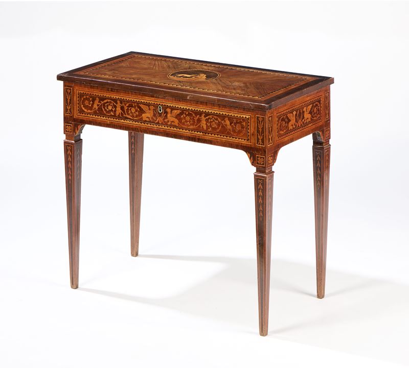 Tavolino da toilette lastronato in legno noce con intarsi in ciliegio e legni vari