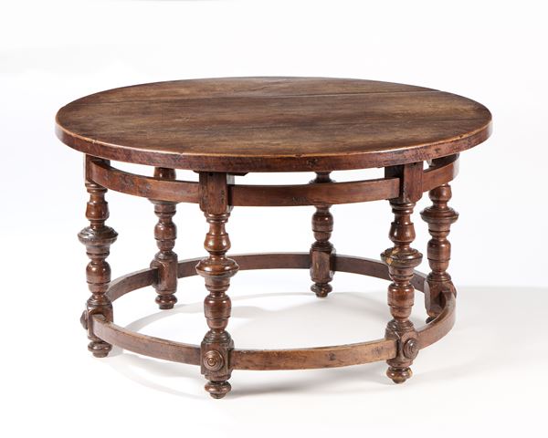 Grande tavolo tondo in legno di noce  - Auction Forniture and Old Master Sculptures - Casa d'aste Farsettiarte