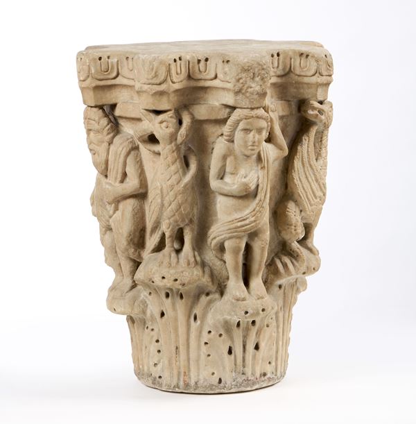 Capitello troncoconico con abaco ottagonale modanato in marmo scolpito
