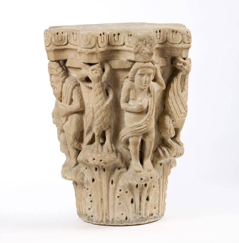 Capitello troncoconico con abaco ottagonale modanato in marmo scolpito