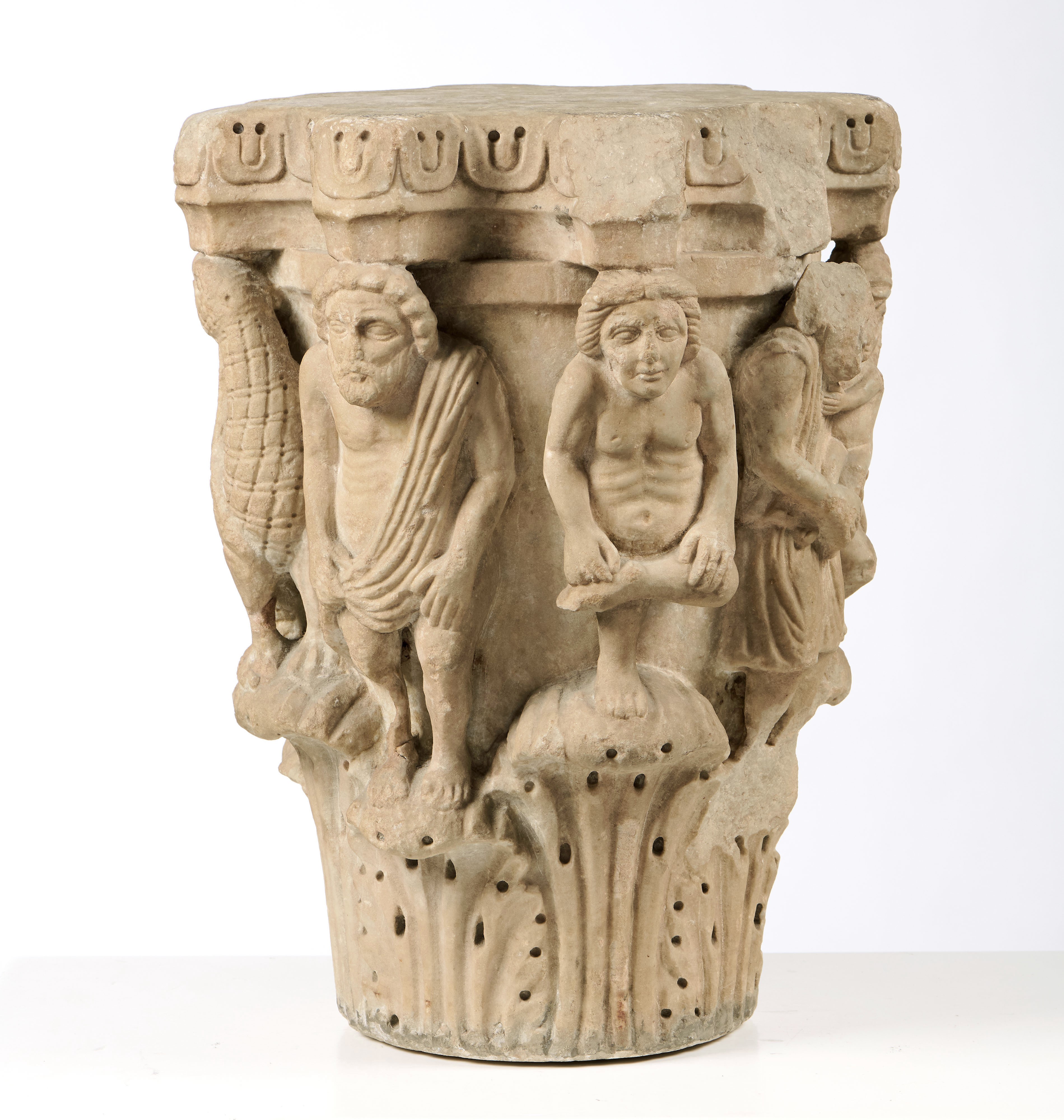 Capitello troncoconico con abaco ottagonale modanato in marmo scolpito