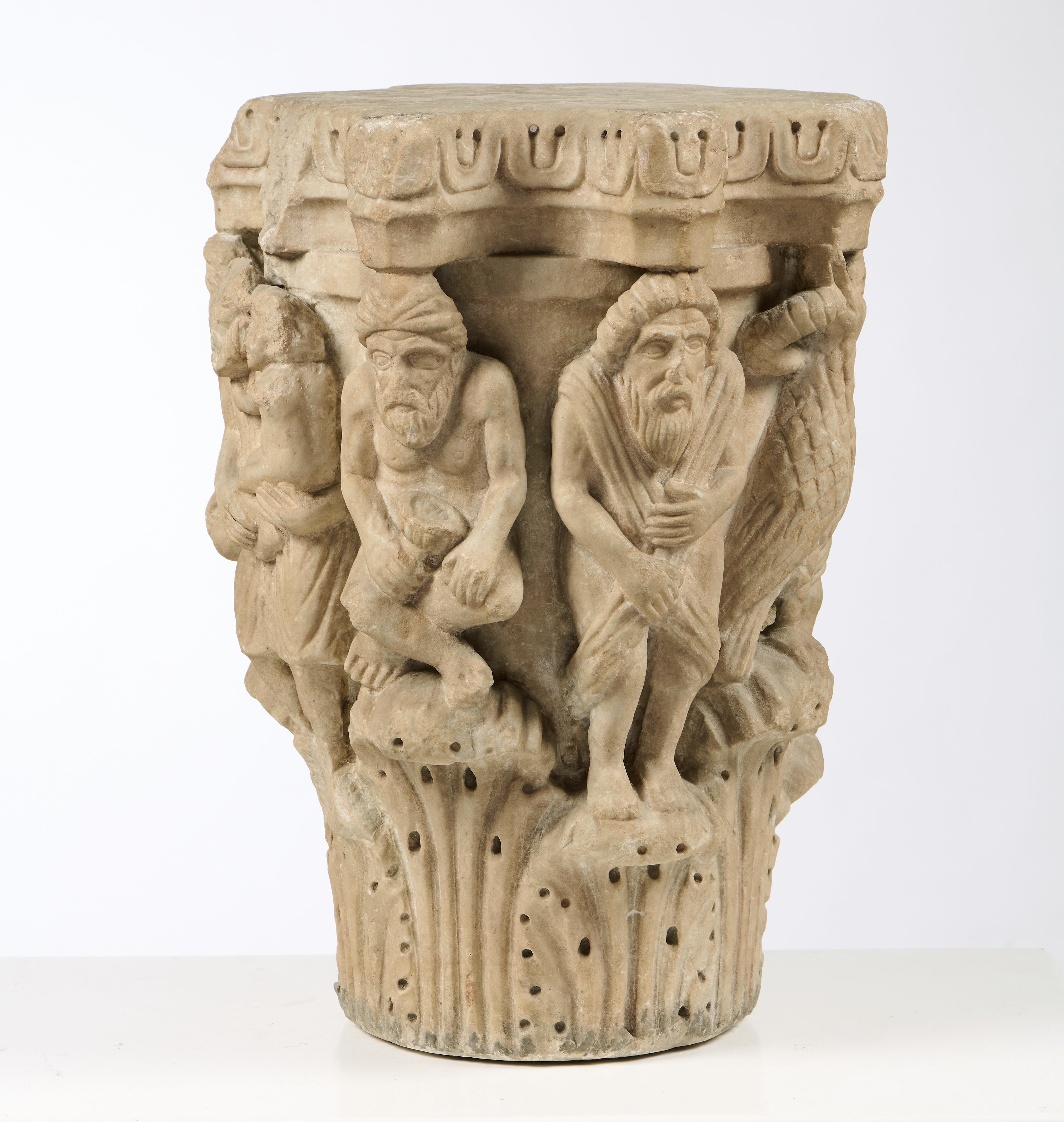 Capitello troncoconico con abaco ottagonale modanato in marmo scolpito