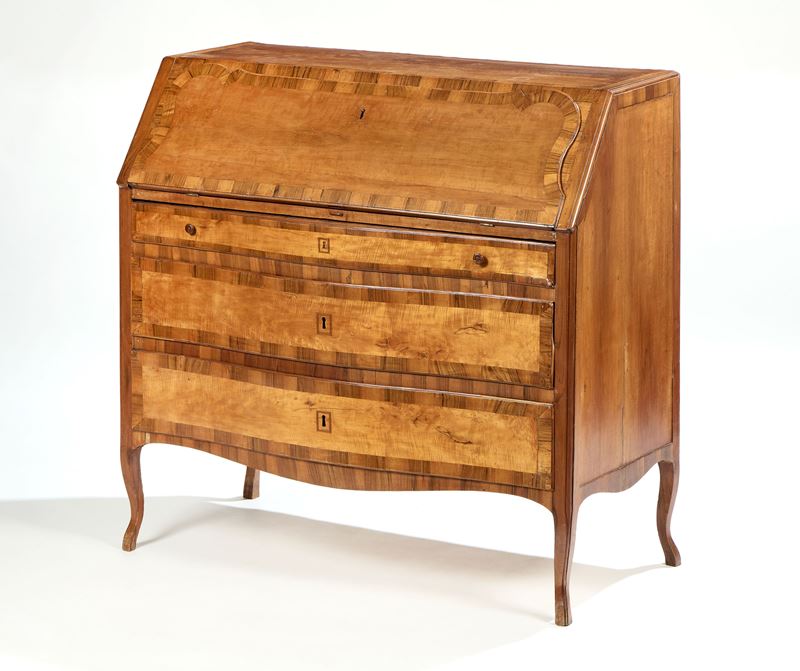 Cassettone a ribalta lastronato in legno di noce con fasce in piuma e ciliegio