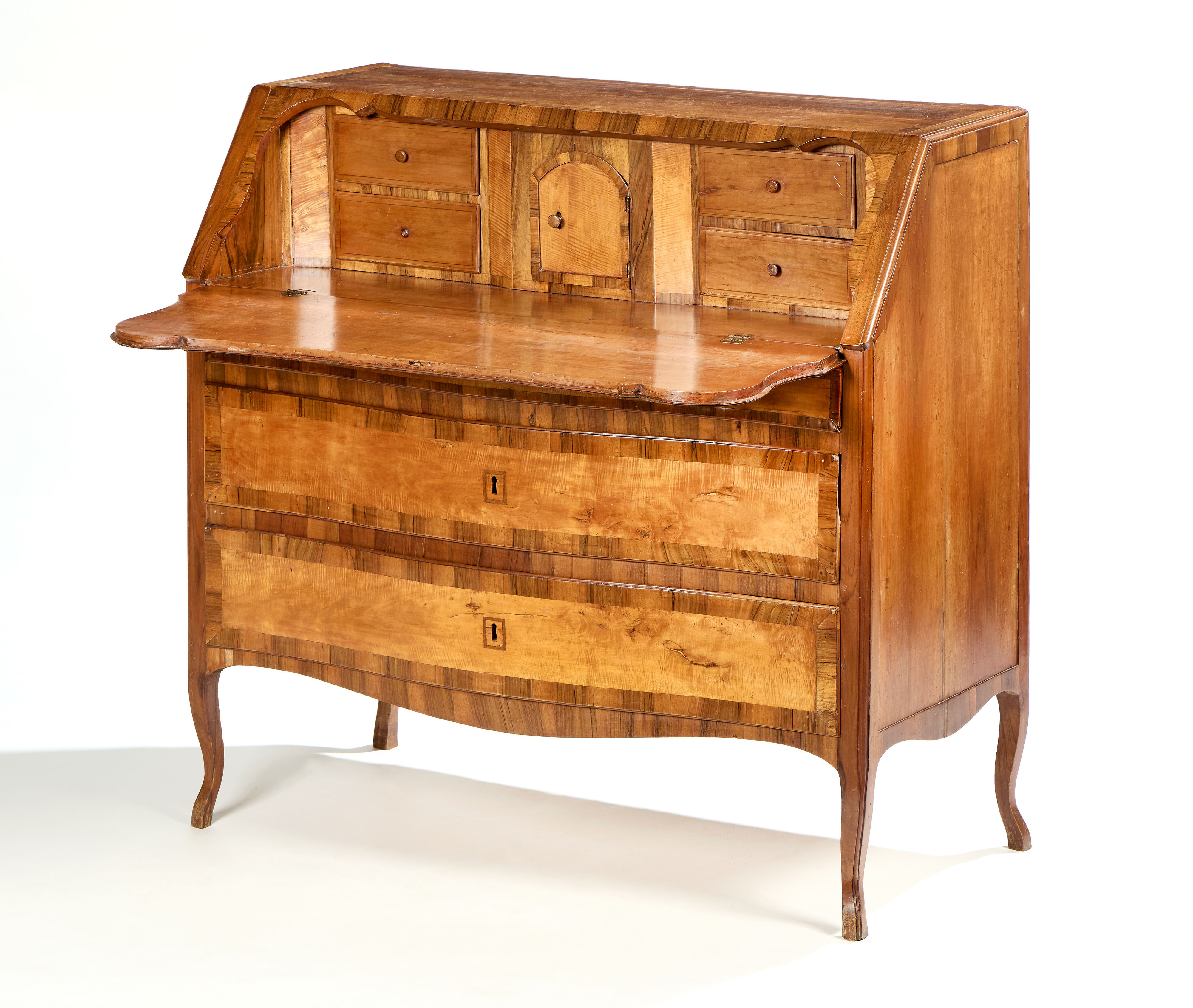 Cassettone a ribalta lastronato in legno di noce con fasce in piuma e ciliegio