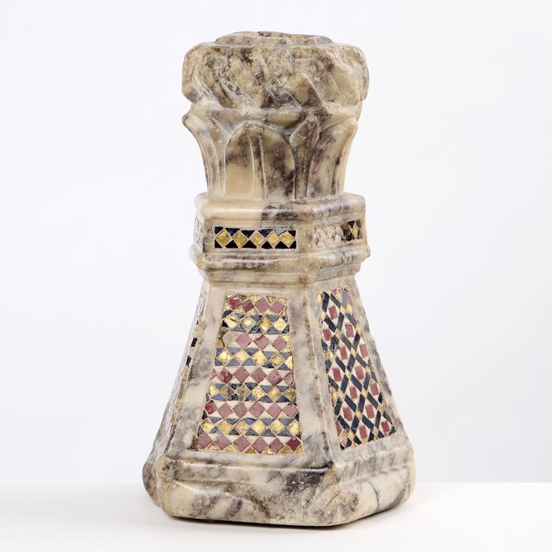 Cuspide in marmo venato grigio