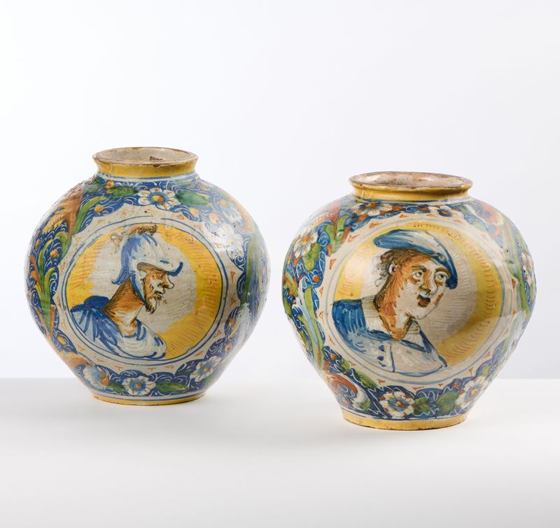 Coppia di vasi a boccia in maiolica policroma