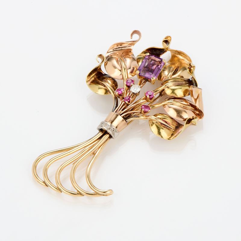 Spilla a mazzo di foglie in oro rosso e giallo con ametista, rubini e diamante, anni 1940-50