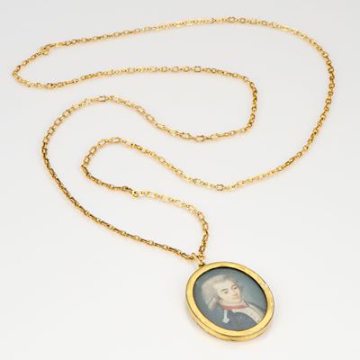Collana in oro giallo e metallo dorato con pendente ovale decorato