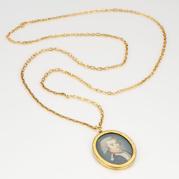 Lunga collana in oro giallo e metallo dorato