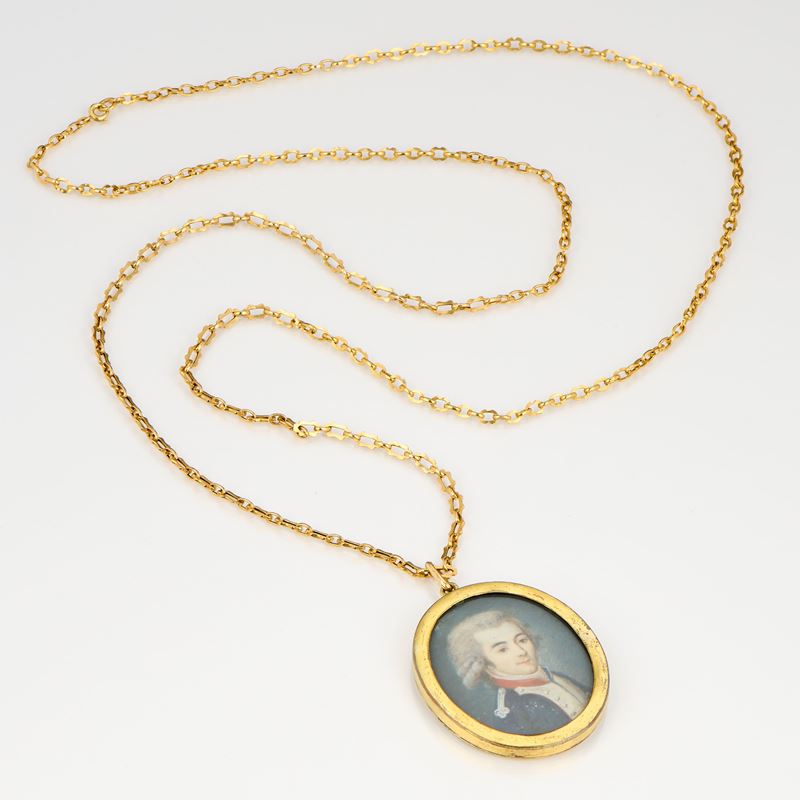 Collana in oro giallo e metallo dorato con pendente ovale decorato