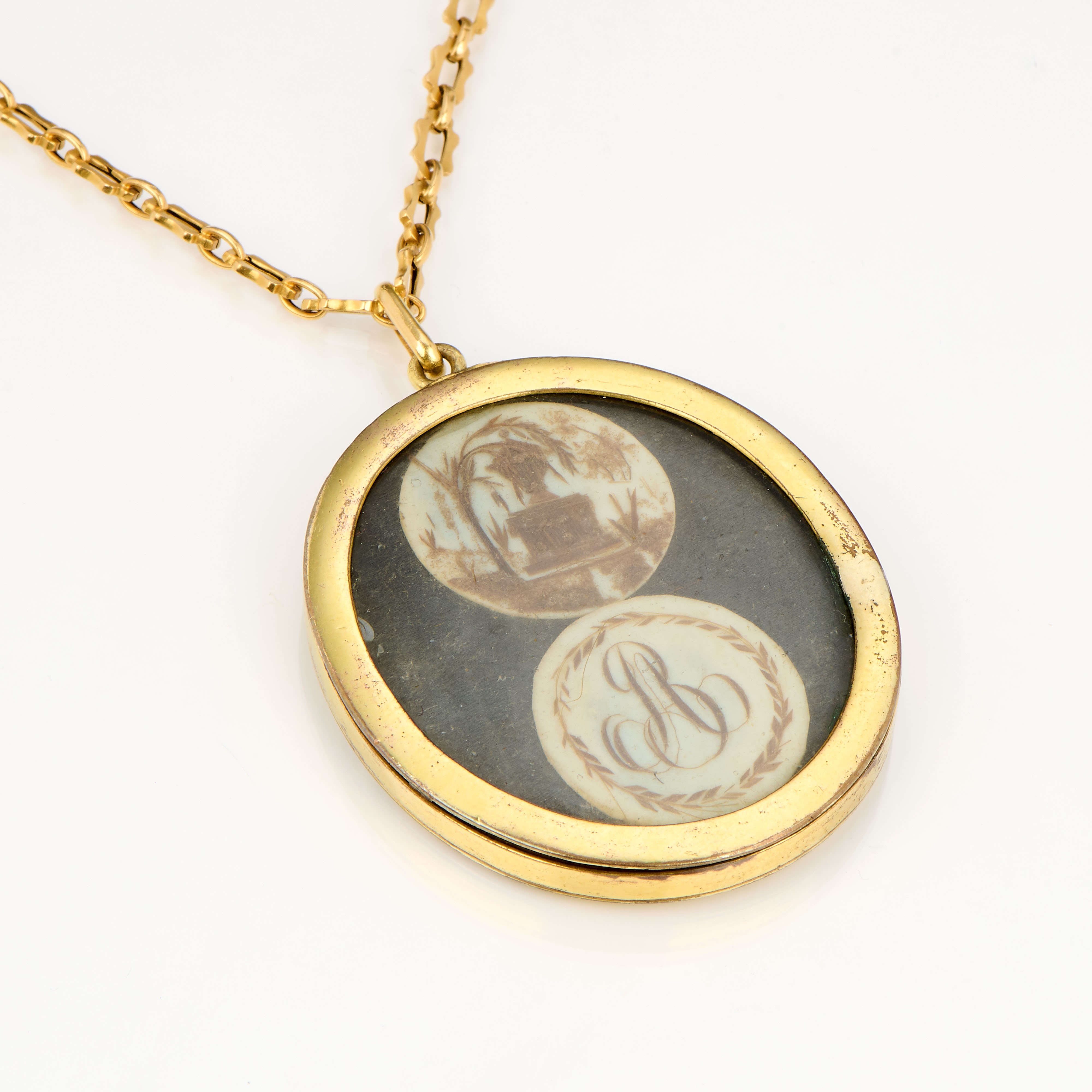 Collana in oro giallo e metallo dorato con pendente ovale decorato