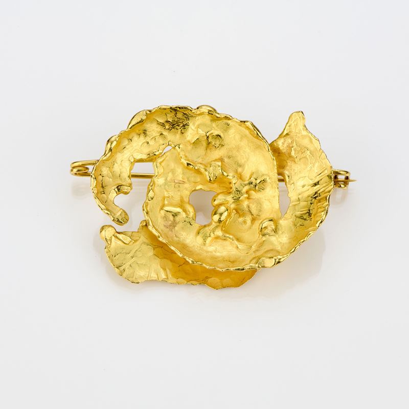Spilla scultura in oro giallo