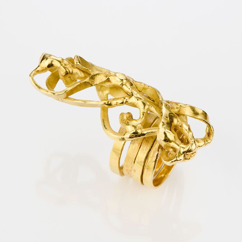Anello scultura in oro giallo