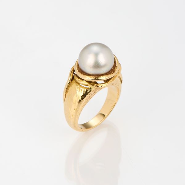 Nino Franchina (attr. a) - Anello scultura in oro giallo con perla