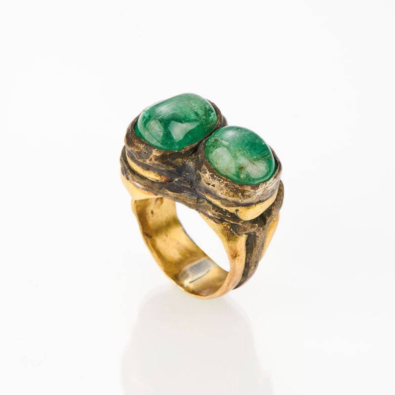 Anello scultura in oro giallo e radici di smeraldo