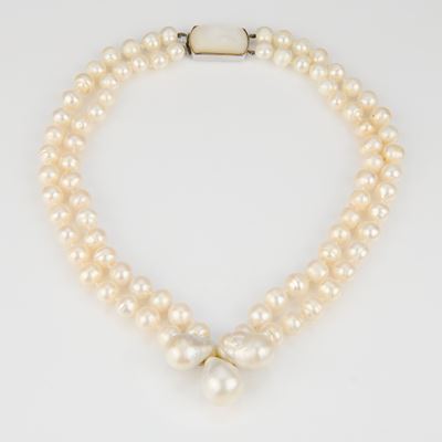 Collana a due fili di perle di fiume con tre perle barocche e montatura in oro bianco