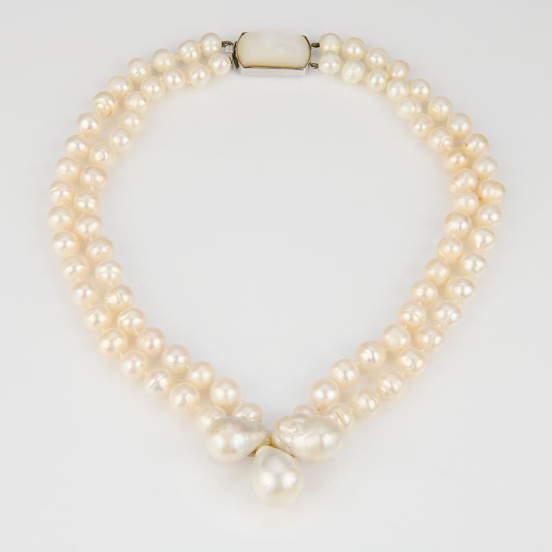 Collana a due fili di perle di fiume con tre perle barocche e montatura in oro bianco