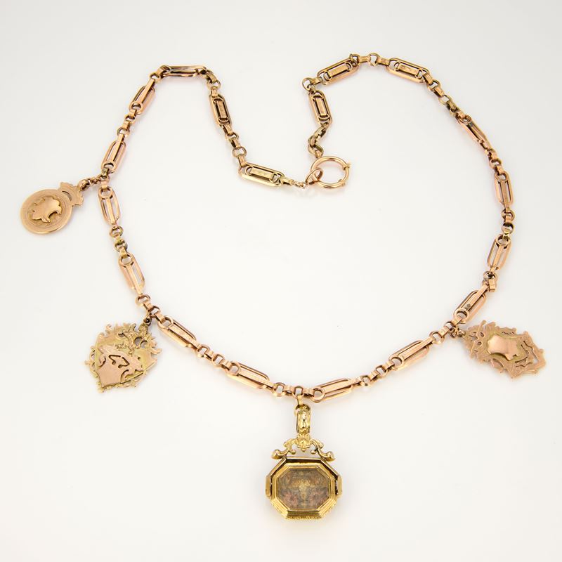 Collana antica in oro, con tre medaglie sportive e sigillo da orologio