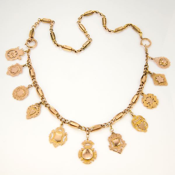 Lunga collana in oro