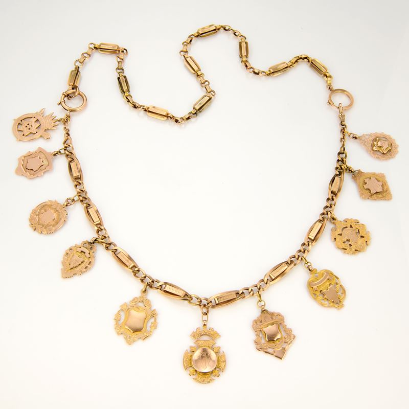 Lunga collana in oro 9 kt con medaglie da orologio