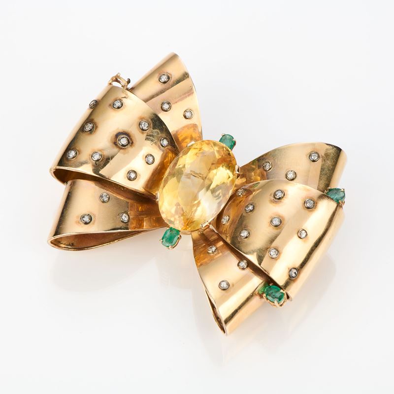 Grande spilla a fiocco in oro con quarzo citrino, diamanti e smeraldi