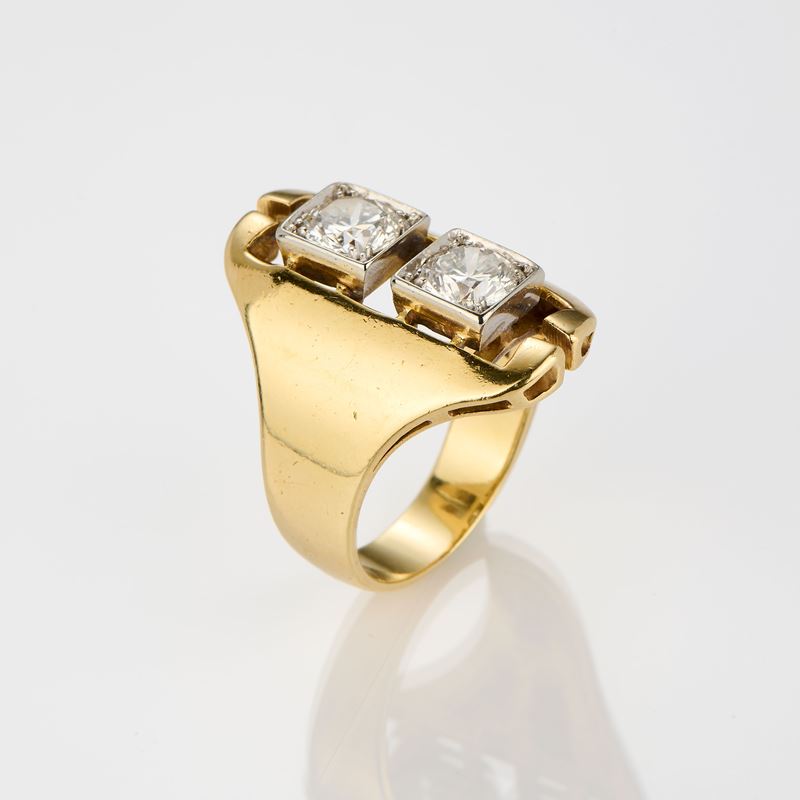 Anello a fascia bombata e traforata in oro giallo con due diamanti