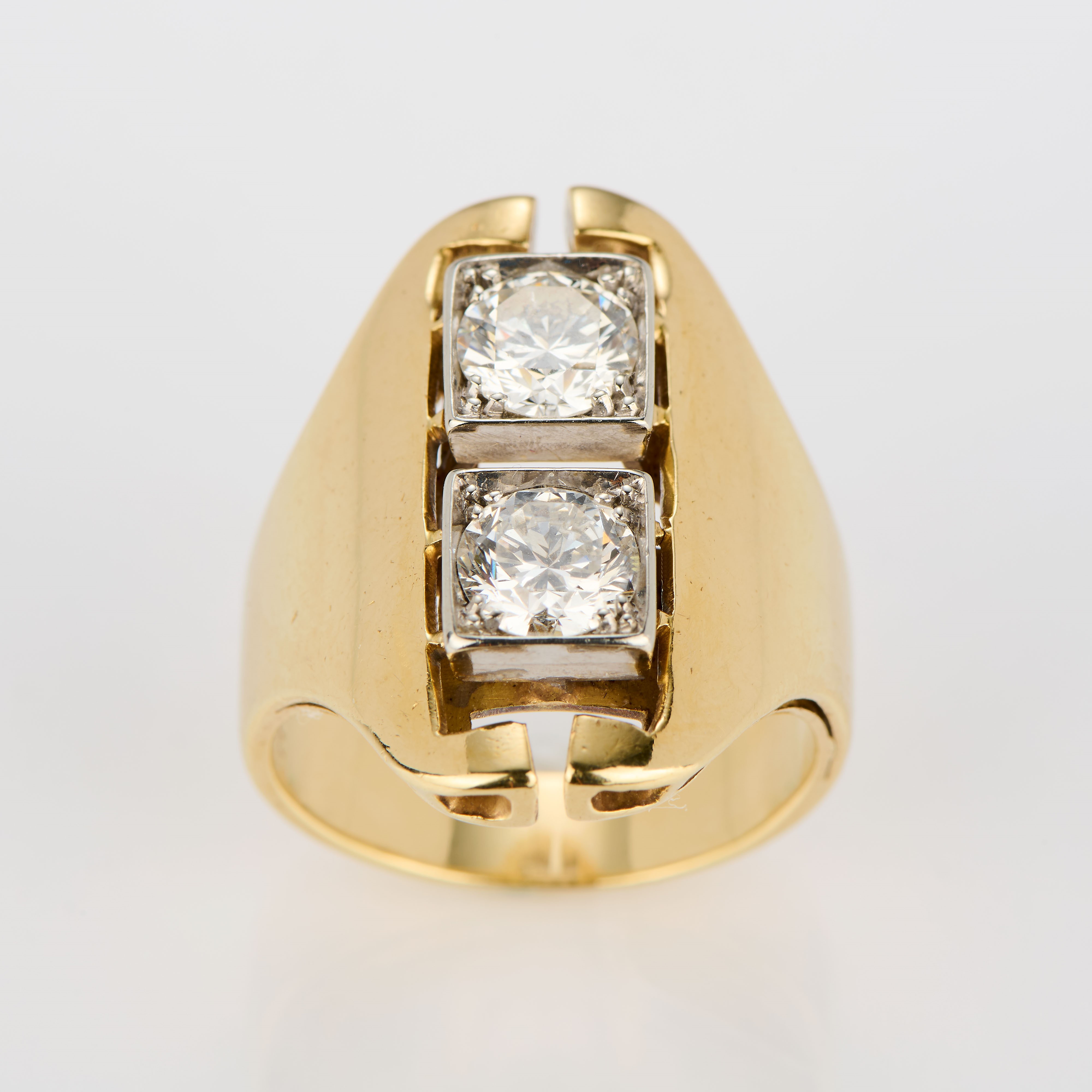 Anello a fascia bombata e traforata in oro giallo con due diamanti