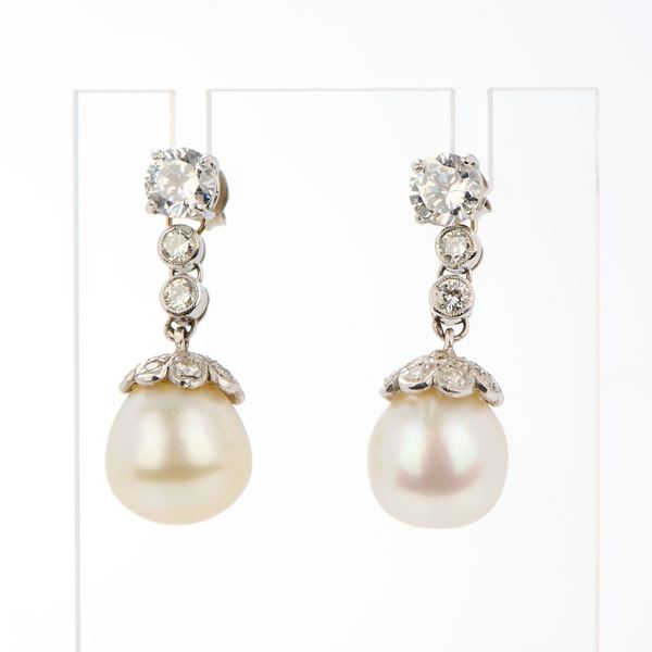 Coppia di pendenti per orecchini in oro bianco con perle e piccoli diamanti