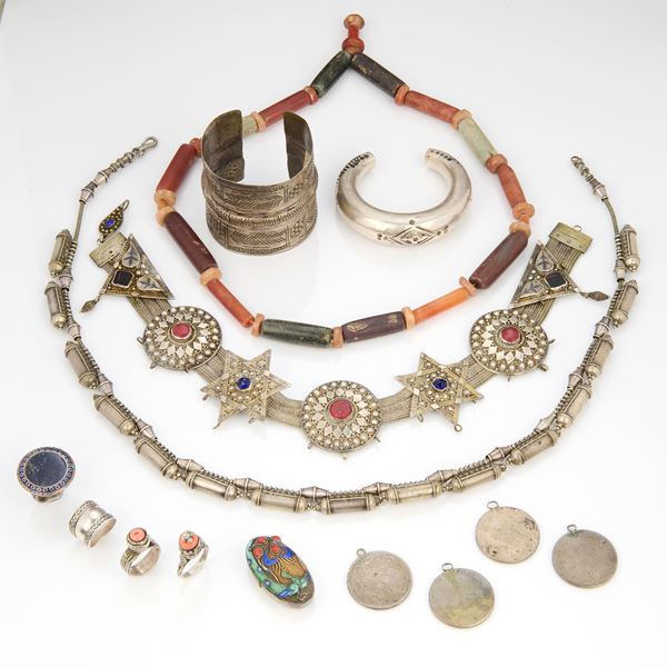 Quattordici oggetti etnici in argento e pietre dure