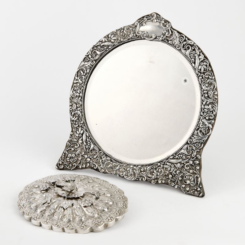 Due specchi con cornice in argento