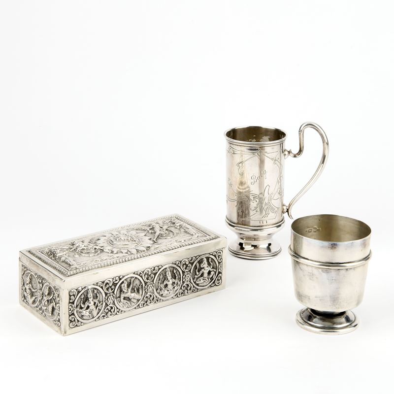 Scatola, bicchiere e boccale in argento